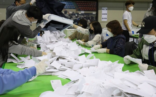 제20대 대통령 선거가 치러진 지난 9일 대전 서구 KT인재개발원에 마련된 개표소에서 개표사무원들이 투표용지를 분류하고 있다. (사진=뉴스1)