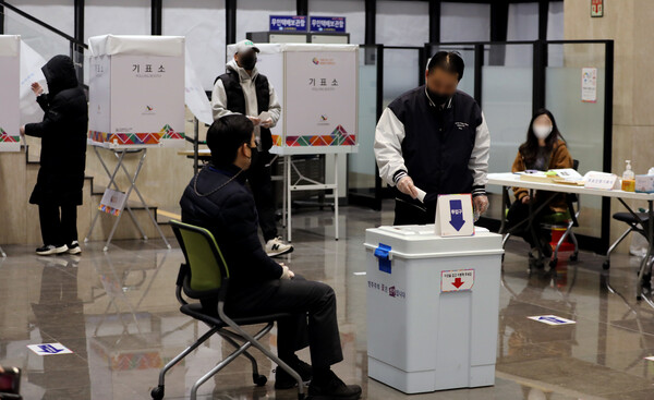 제20대 대통령선거일인 지난 9일 오전 인천시 남동구 구월 3동 제4투표소에서 유권자들이 투표를 하고 있다. (사진=뉴스1)