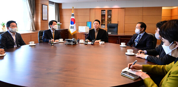 (사진=뉴스1) 윤석열 대통령 당선인과 차담회를 하고 있는 인수위 멤버들. 왼쪽부터 원희룡 기획본부장, 안철수 인수위원장, 윤 당선인, 권영세 인수위 부위원장 장제원 당선인 비서실장, 김은혜 당선인 대변인.