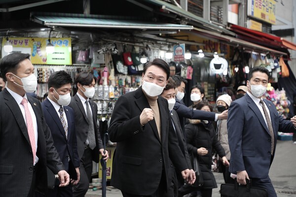 윤석열 당선인이 14일 서울 남대문 시장을 찾아 상인들에게 주먹을 쥐어 보이며 인사하고 있다. (사진=국민의힘)