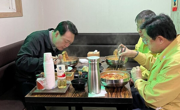 윤석열 대통령 당선인이 15일 경북 울진군 산불로 피해를 입은 이재민과 진화작업에 나선 사람들에게 식사를 무료로 제공한 뒤 '돈쭐'난 중국집을 찾아 경북 울진군 관계자들과 점심 식사를 하고 있다. (사진=뉴스1 / 윤석열 당선인측 제공)