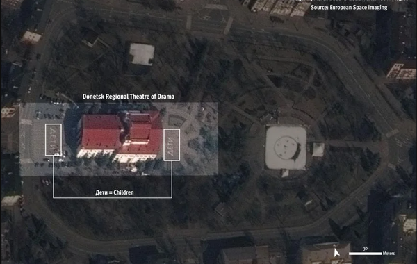 지난 14일 Maxar 우주기술연구소가 촬영한 마리우폴의 도네츠크 지역 위성사진. 지역 주민들의 대피소로 활용되던 극장 앞과 뒤에 흰색 키릴 문자로 '어린이'라고 적혀 있다. (사진출처: 유럽 우주 이미징 분석 및 그래픽스)   