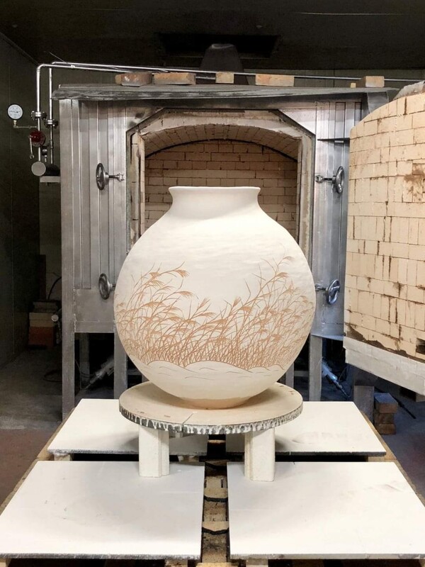 초벌 가마에서 나온 보리억새 음각 달항아리 80kg. / 사진 제공 = 박춘숙 작가