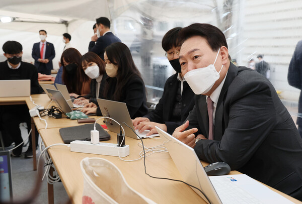 윤석열 대통령 당선인이 23일 오전 서울 종로구 통의동 집무실 앞에 설치된 천막 기자실을 찾아 취재진과 차담회를 하고 있다. (사진=뉴스1)