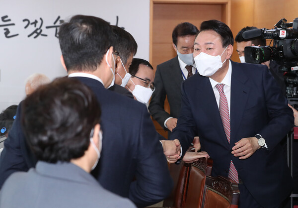 윤석열 대통령 당선인이 지난 22일 오전 대통령직 인수위에서 열린 간사단회의에 참석, 각분과 간사들과 인사하고 있다. (사진=뉴스1)