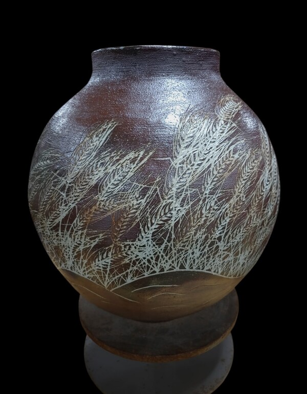 광주백토+양구백토, 천목유 구릿가루와 금가루 보리음각 달항아리 / 보정 = 신경섭 사진작가 