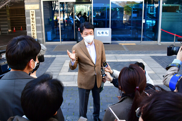 장제원 대통령 당선인 비서실장이 27일 오후 서울 종로구 통의동 인수위 사무실로 들어서며 문재인 대통령과 윤석열 당선인의 만찬회동과 관련한 취재진의 질문에 답변하고 있다. (사진=뉴스1)