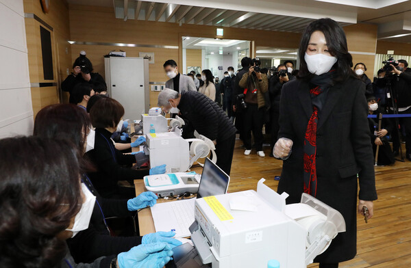 김건희씨가 지난 4일 오전 서울 서초1동 주민센터에 마련된 제20대 대통령선거 사전투표소에서 투표용지를 받기 위해 기다리고 있다. (사진=뉴스1)