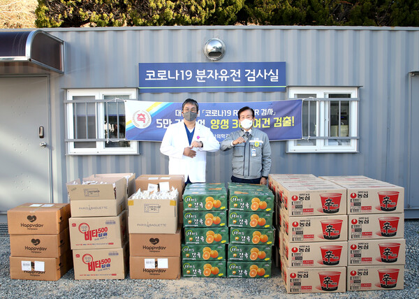 박두선 대우조선해양 대표이사(오른쪽)가 지난해 12월 30일 대우병원에서 의료진들을 위한 위문품을 전달하고 기념촬영을 하고 있다. (사진=뉴스1 / 대우조선해양제공) 