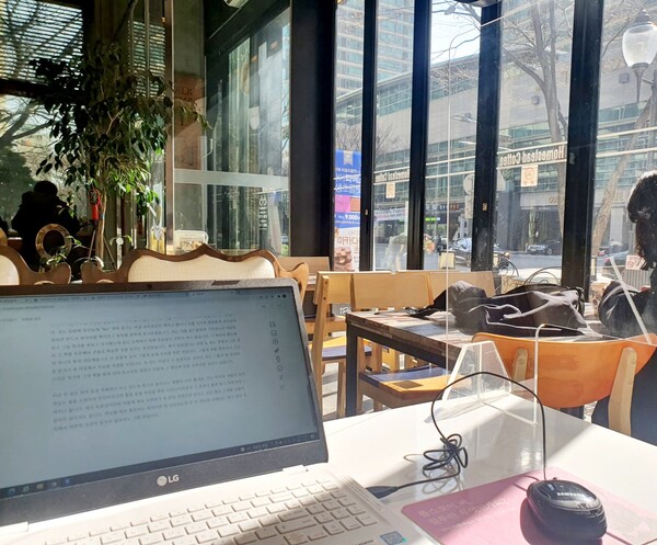 봄볕이 길게 치고 들어온 우리집 앞 카페, 2022, 3, 22