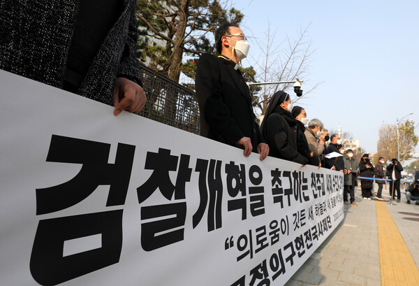 천주교정의구현전국사제단이 2020년 12월 7일 오전 서울 서초구 대검찰청 앞에서 기자회견을 갖고 검찰 개혁을 촉구하고 있다. (사진=누스1)