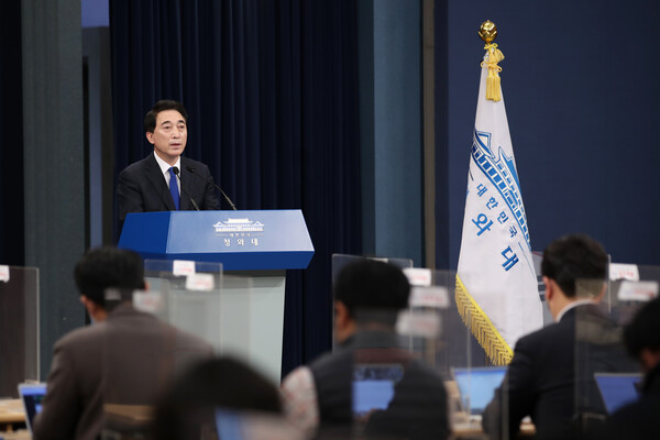 박수현 청와대 국민소통수석이 3월 31일 청와대 춘추관에서 현안브리핑을 하고 있다. (사진=뉴스1)