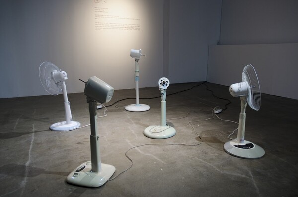 환상지(Phantom Limb). 선풍기, 실, 가변크기 / 사진 제공 = 김수나 작가 