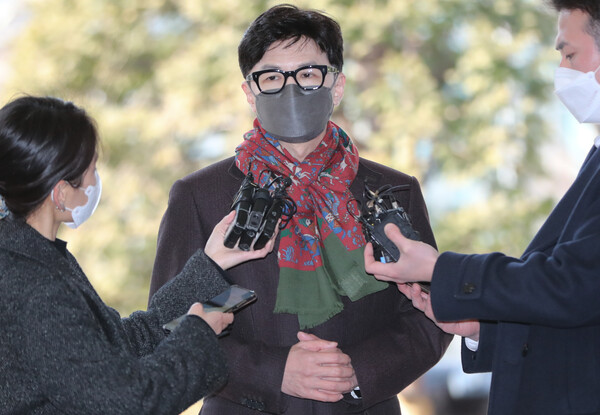 한동훈 사법연수원 부원장(검사장)이 지난 1월 27일 서울 마포구 서부지법에서 열린 유시민 전 노무현재단 이사장의 명예훼손 혐의 재판에 증인으로 출석하며 취재진의 질의에 답하고 있다. (사진=뉴스1)