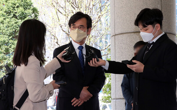 유시민 전 노무현재단 이사장이 7일 서울 마포구 서울서부지방법원에서 열린 '한동훈 명예훼손' 공판에 출석하면서 취재진의 질문에 답변하고 있다. (사진=뉴스1) 