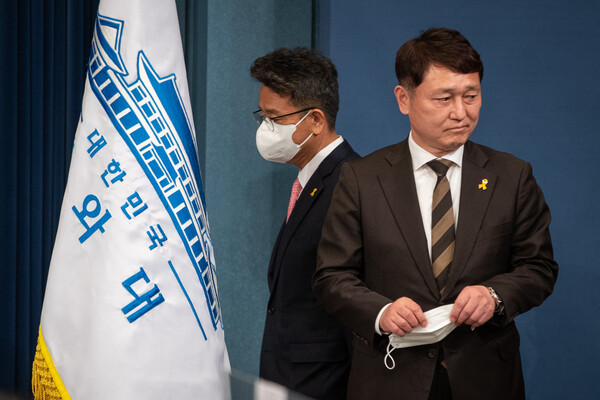 지난 6일 정계은퇴선언한 최재성 전 대통령비서실 정무수석(오른쪽).  최 전 정무수석이 지난해 4월 16일 청와대 브리핑 룸에서 퇴임 인사를 한뒤 신임 인사를 하려는 이철희 정무수석이 단상에 오르고 있다. (사진=뉴스1)