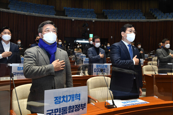 86그룹인 윤호중 비상대책위원장과 송영길 전 대표.  