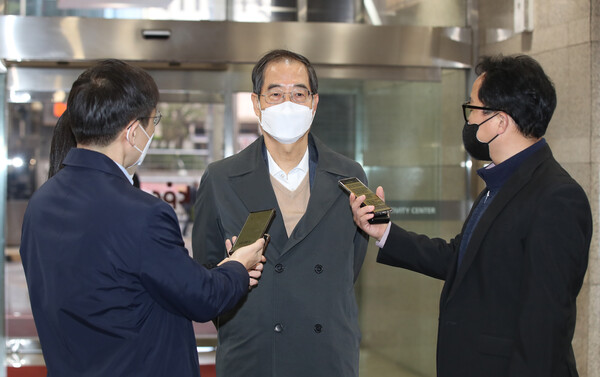 한덕수 국무총리 후보자가 8일 오전 서울 종로구 한국생산성본부에 마련된 국회 인사청문회 준비단 사무실로 출근하며 취재진의 질문에 답하고 있다. (사진=뉴스1)