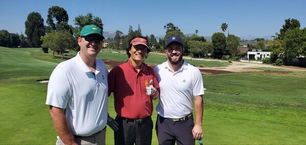 윌셔CC의 미디어데이에서 멀리 할리우드 간판을 뒷배경으로 필자(가운데)와 브라이스 시버 PGA 홍보 담당(왼쪽), 맥스 데스페인 기획 담당이 기념촬영하고 있다. (사진=봉화식 LA객원특파원)