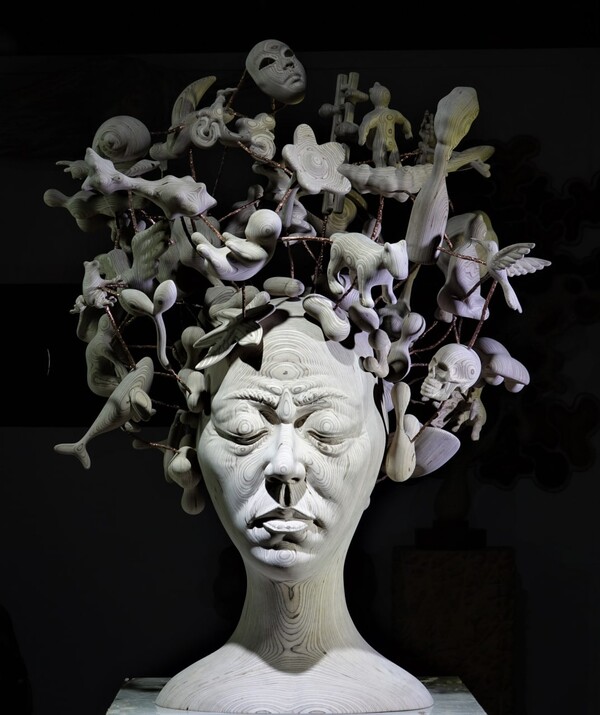 얼굴-부분과 전체 자작나무, 90x80x115cm, 2019년 / 사진제공 =김영궁