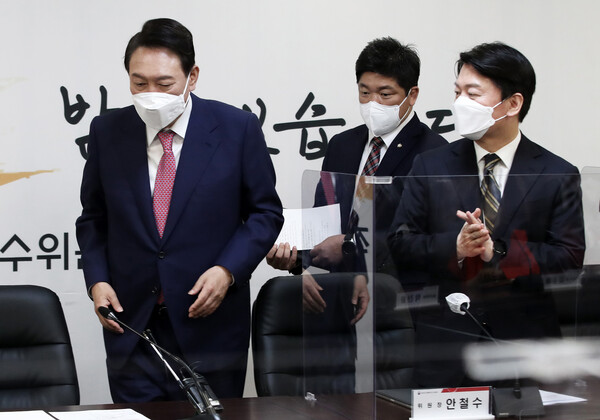 윤석열 대통령 당선인이 지난 4일 서울 종로구 통의동 인수위에서 열린 인수위 기획위원회 제1차 전체회의참석을 위해 입장하자 안철수 인수위원장이 박수를 치고 있다. (사진=뉴스1)