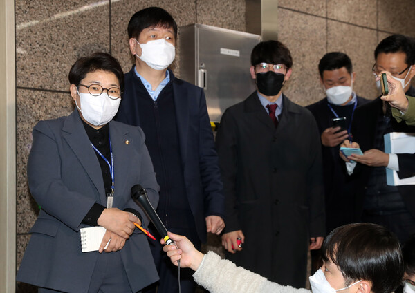 대통령직인수위원회 사회문화복지분과 임이자 간사(왼쪽)가 지난달 29일 오전 서울 지하철 3호선 경복궁역에서 전국장애인차별철폐연대 회원들과 면담을 마친 뒤 브리핑을 하고 있다. (사진=뉴스1)