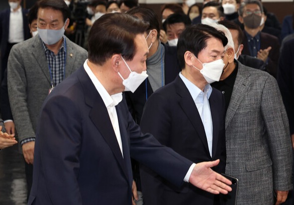 윤석열 대통령 당선인이 지난달 26일 오후 서울 마포구 서울창업허브 컨퍼런스홀에서 열린 제20대 대통령직인수위원회 워크샵에 참석하며 안철수 인수위원장에게 자리를 권하고 있다. (사진=뉴스1)