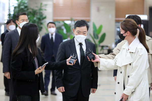 김오수 검찰총장이 13일 오후 서울남부지검에서 투신해 사망한 남부지검 소속 검사를 조문하기 위해 이대 목동병원 장례식장에 들어서는 길에 기자들의 질문을 받고 있다. (사진=뉴스1)