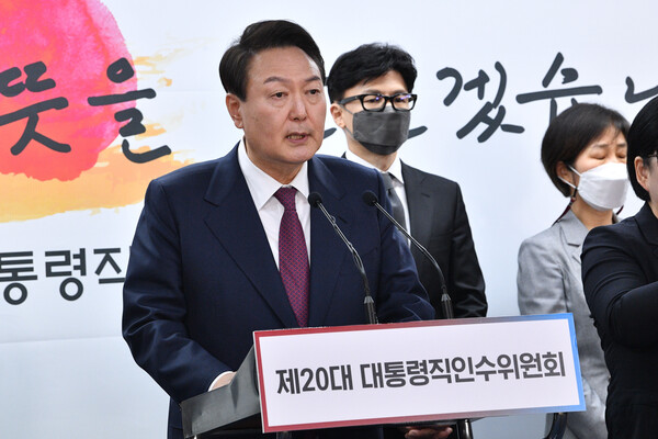 윤석열 당선인이 13일 오후 서울 종로구 통의동 인수위원회에서 2차 내각 인선안을 발표하고 있다. 오른쪽은 법무부 장관에 내정된 한동훈 사법연수원 부원장. (사진=뉴스1)