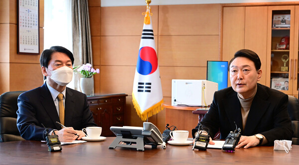 윤석열 대통령 당선인이 3월 14일 오전 서울 종로구 통의동 당선인 집무실에서 안철수 인수위원장 등과 티타임을 하고 있다. (사진=뉴스1)