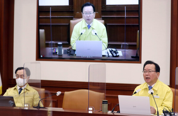 김부겸 국무총리가 15일 서울 종로구 정부서울청사에서 열린 코로나19 중대본 회의에서 '사회적 거리두기' 전면 해제 방침을 밝히고 있다. (사진=뉴스1)