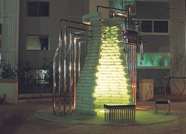 우주를 향한 통로, 스테인레스스틸 등 2001 / 사진제공 = 강리나 작가 