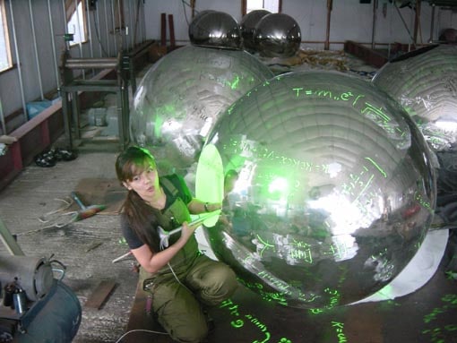 작업중인 작가. 2003년 / 사진 제공 = 강리나 작가