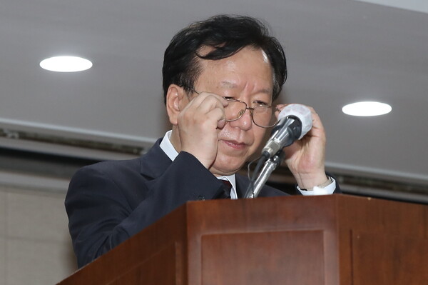 정호영 보건복지부 장관 후보자가 17일 오후 서울 중구 국립중앙의료원에서 자녀 편입학 및 병역 등을 둘러싼 여러 의혹에 대해 해명하는 기자회견을 하고 있다. (사진=뉴스1)