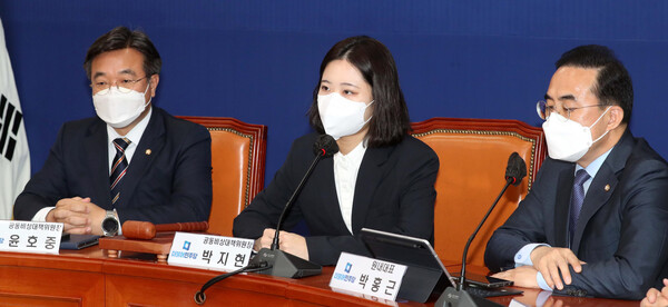 지난 15일 더불어민주당 비상대책위원회에서 박지현 공동비대위원장이 발언하는 동안 윤호중 공동위원장과 박홍근 원내대표가 듣고 있다. 박 위원장은 '검수완박 철수와 민생 집중'을 촉구했다.(사진=뉴스1)