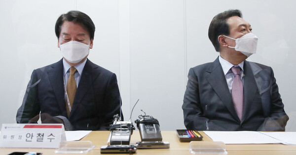 '尹·安 공동정부' 파국 직전 저녁 만찬 회동을 통해 갈등을 봉합한 다음날인 4월 15일 대통령직인수위 간사단 전체회의에서 안철수 인수위원장이 발언하는 동안 윤석열 당선인이 반대 방향을 응시하고 있다. (사진=뉴스1)