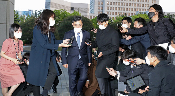 문재인 대통령과의 면담을 마친 김오수 검찰총장이 18일 오후 서울 서초구 대검찰청으로 복귀하던 중 취재진의 질문을 받고 있다. (사진=뉴스1)