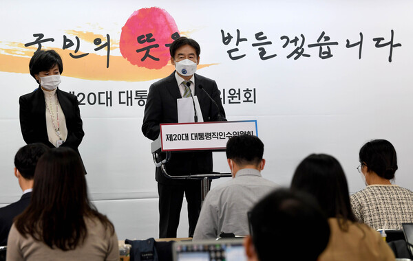 이용호 대통령직인수위원회 정무사법행정분과 간사가 19일 서울 종로구 통의동 인수위에서 더불어민주당의 검찰 수사권 폐지 법안 추진 중단을 촉구하는 기자회견을 열었다. (사진=뉴스1)