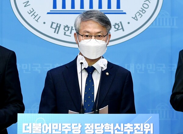 더불어민주당 정당혁신추진위원회 소속 민형배 의원이 지난 6일 오전 서울 여의도 국회 소통관에서 제4차 혁신안을 발표하고 있다. (사진=뉴스1)