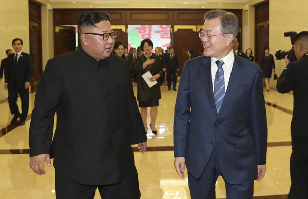 문재인 대통령과 김정은 북한 국무위원장이 2018년 9월 19일 밤 평양 5.1경기장에서 열린 남북정상회담 경축 대집단체조와 예술공연 '빛나는 조국' 관람을 마친 뒤 공연장을 나서고 있다. (사진=뉴스1)