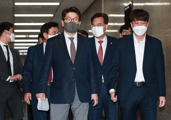 이준석 국민의힘 대표(앞줄 오른쪽)가 권성동 원내대표와 함께 22일 오후 국민의당과 합당을 의결하기 위한 전국위원회의에 참석하기 위해 걸어가고 있다. (사진=뉴스1)