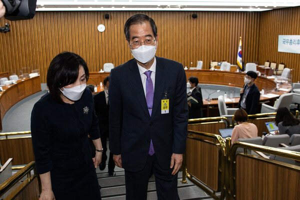한덕수 국무총리 후보자가 25일 서울 여의도 국회에서 더불어민주당 및 정의당 의원들의 청문회 보이콧으로 인사청문회가 정회되자 청문회장을 나서고 있다. (사진=뉴스1)