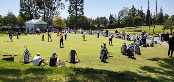 윌셔CC 메인 그린 위에서 퍼팅연습에 열중하고 있는 LA오픈 출전 선수들. (사진=LA 봉화식)