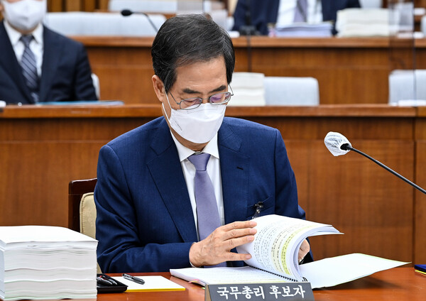 한덕수 국무총리 후보자가 26일 서울 여의도 국회에서 열린 인사청문회에 출석해 질의에 대비, 답변 자료를 보고 있다. 청문회 이틀째인 이날도 파행 끝에 여야는 청문회 일정을 다시 협의하기로 했다. (사진=뉴스1)