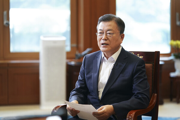 문재인 대통령이 지난 26일 청와대 여민관 집무실에서 국민청원 답변 영상 촬영을 하고 있다. 문 대통령이 국민청원에 직접 답변하는 것은 지난해 8월 4주년 특별답변 이후 두번째다. (사진=뉴스1)