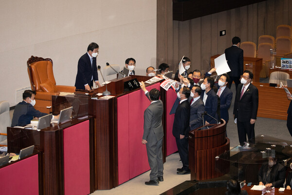 검찰 수사권과 기소권 분리 내용을 담은 검찰청법 개정안이 30일 오후 국회 본회의장에서 가결되자 국민의힘 의원들이 박병석 의장에게 몰려가 항의하고 있다. (사진=뉴스1)