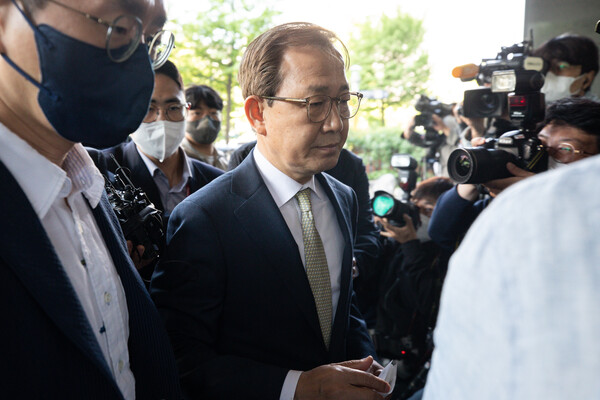 김인철 사회부총리 겸 교육부 장관 후보자가 3일 서울 여의도 한국교육시설안전원에서 후보직 사퇴를 밝힌 후 이동하고 있다. (사진=뉴스1)