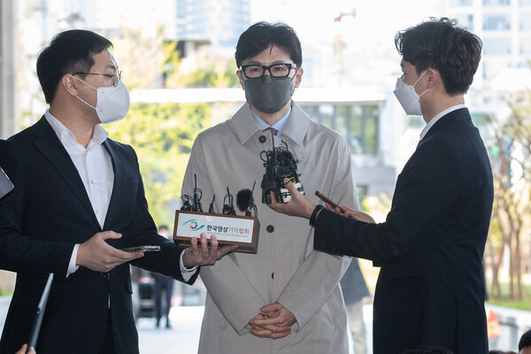 한동훈 법무부 장관 후보자가 지난 4월 15일 서울 서초동 서울고검에 마련된 인사청문회 준비단 사무실로 출근하며 취재진 질문에 답하고 있다. (사진=뉴스1)