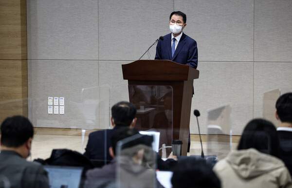 여운국 고위공직자범죄수사처(공수처) 차장이 4일 정부과천청사 공수처에서 이른바 고발사주 사건인 '대검 수사정보정책관 선거개입사건' 수사 결과를 발표하고 있다. (사진=뉴스1)
