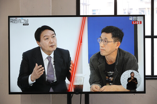 윤석열 대통령 당선인(당시 국민의힘 대선 예비후보)가 지난해 9월 10일 오후 서울 금천구 즐 스튜디오에서 열린 국민의힘 대선 경선 후보 ‘국민 시그널 면접’에서 진중권 시사평론가의 질문에 답변하고 있다. (사진=뉴스1)